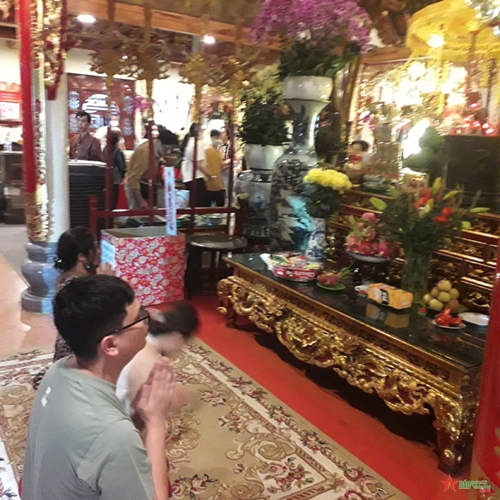 Hàng nghìn du khách dâng hương tại Đền thờ Đức Thánh Trần Hưng Đạo ở TP Hồ Chí Minh