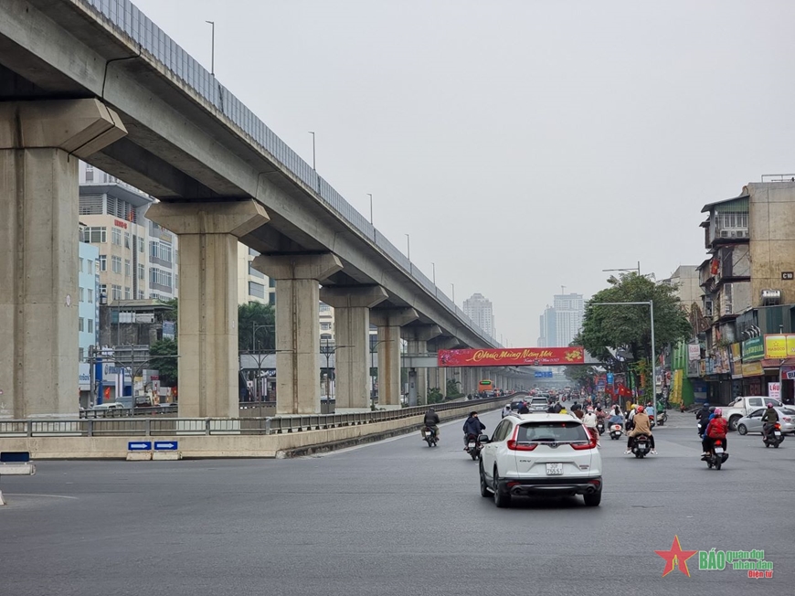 Người dân ùn ùn trở về Thủ đô sau kỳ nghỉ lễ Tết Nguyên đán Quý Mão 2023