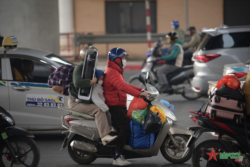 Người dân ùn ùn trở về Thủ đô sau kỳ nghỉ lễ Tết Nguyên đán Quý Mão 2023