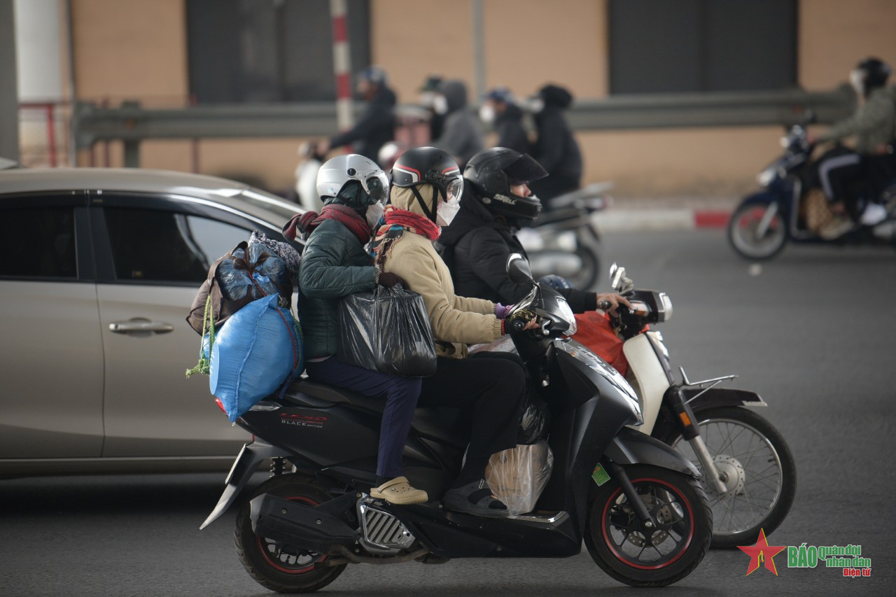 Người dân ùn ùn trở về Thủ đô sau kỳ nghỉ lễ Tết Nguyên đán Quý Mão 2023

