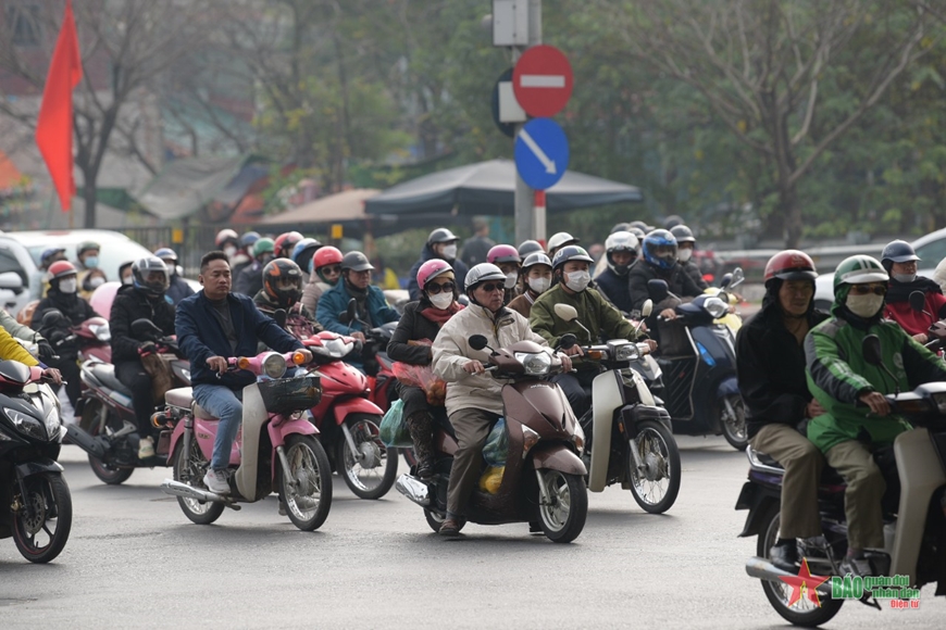 Người dân ùn ùn trở về Thủ đô sau kỳ nghỉ lễ Tết Nguyên đán Quý Mão 2023