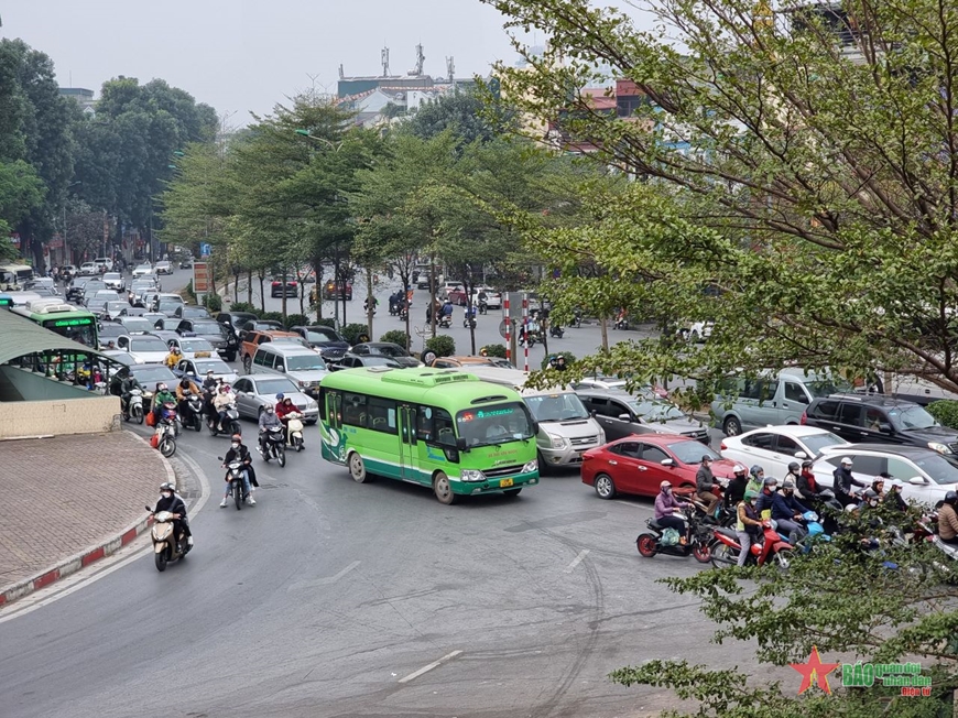 Người dân ùn ùn trở về Thủ đô sau kỳ nghỉ lễ Tết Nguyên đán Quý Mão 2023