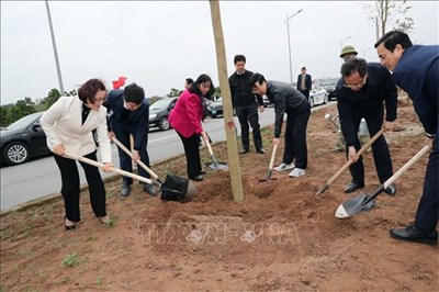 同志ボー・ヴァン・トゥオンは、フンイエンでの植樹祭の開始式に出席した