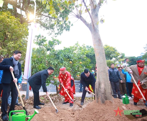 Bí thư Thành ủy Hà Nội Đinh Tiến Dũng đánh trống phát động Tết trồng cây

