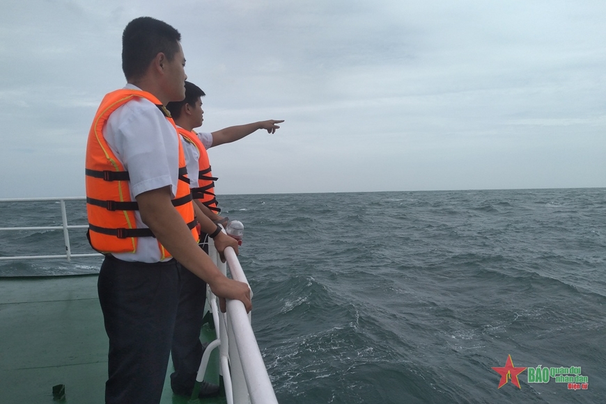 Bộ đội Vùng 4 Hải quân bàn giao tàu cá bị hỏng máy tại cảng Cà Ná