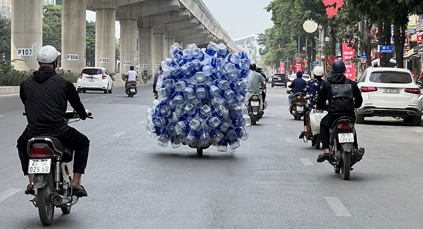 Chở hàng cồng kềnh tiềm ẩn nguy cơ mất an toàn