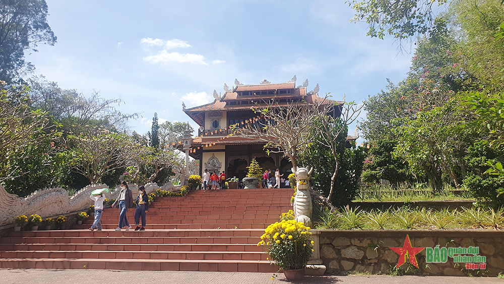 Đầu xuân, tìm về cõi thiêng