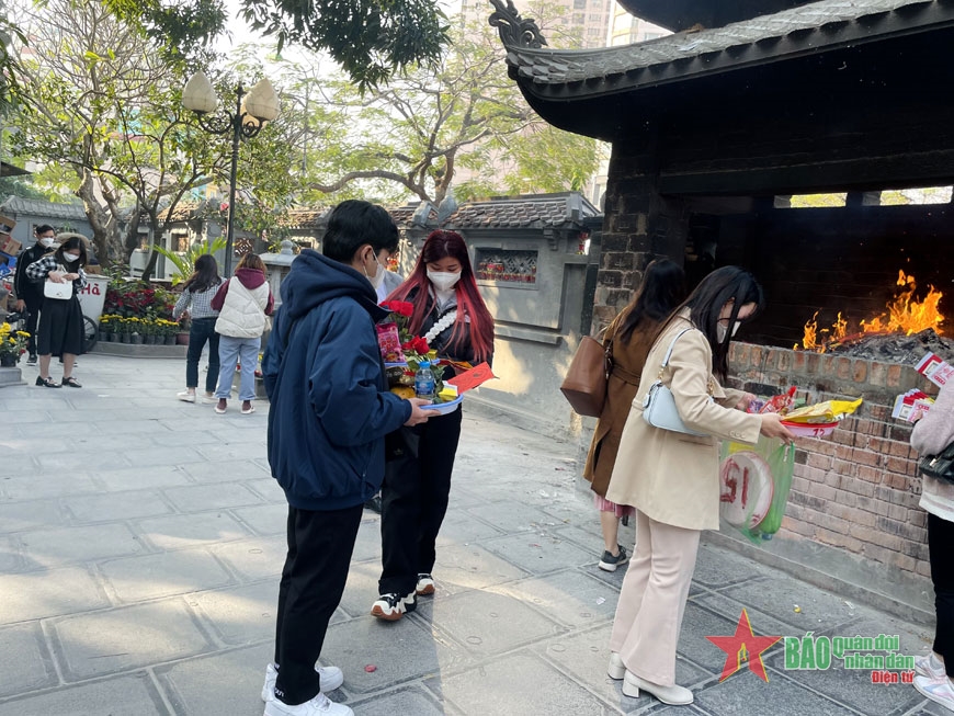 Đi chùa cầu duyên – nét đẹp tâm linh của người trẻ Hà Nội