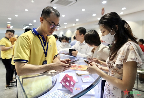 TP Hồ Chí Minh: Nhộn nhịp thị trường mua sắm vàng ngày vía Thần Tài 
