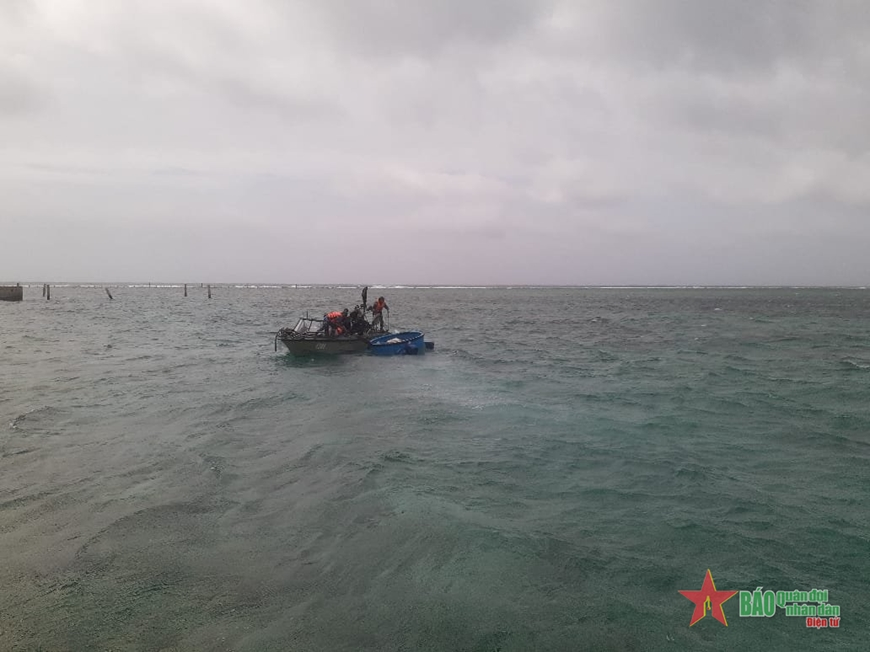 Cán bộ, chiến sĩ đảo Đá Lớn B hỗ trợ tàu cá Phú Yên hỏng máy