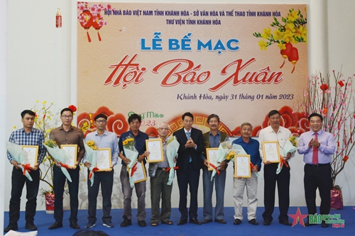Khen thưởng 10 tác phẩm xuất sắc trong Hội báo Xuân 2023 của tỉnh Khánh Hòa