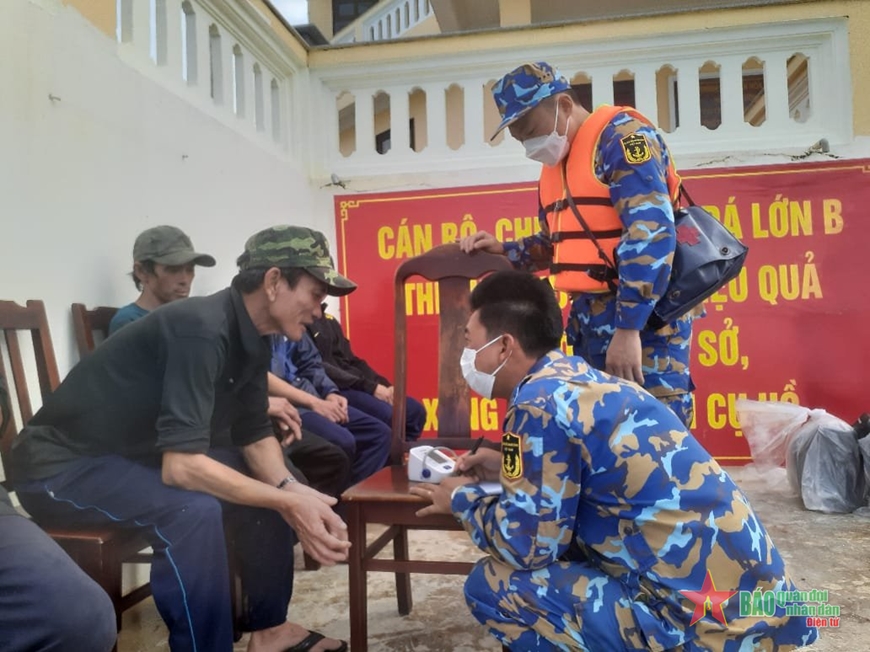 Cán bộ, chiến sĩ đảo Đá Lớn B hỗ trợ tàu cá Phú Yên hỏng máy