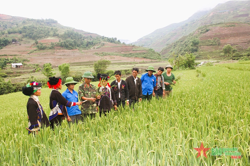 Chung sức cùng đồng bào vùng biên