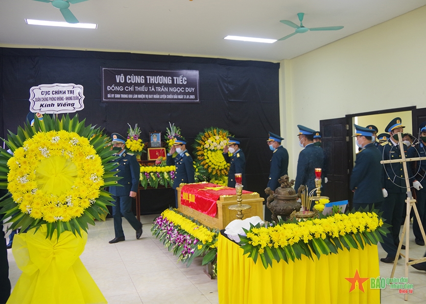 Truy tặng Huy hiệu Tuổi trẻ dũng cảm cho phi công Trần Ngọc Duy 