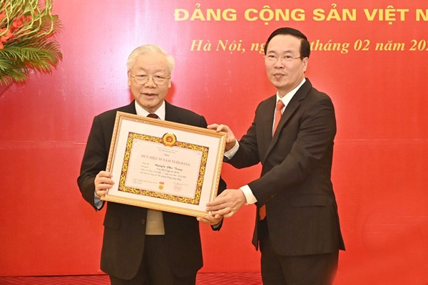 Trao Huy hiệu 55 năm tuổi Đảng tặng Tổng Bí thư Nguyễn Phú Trọng