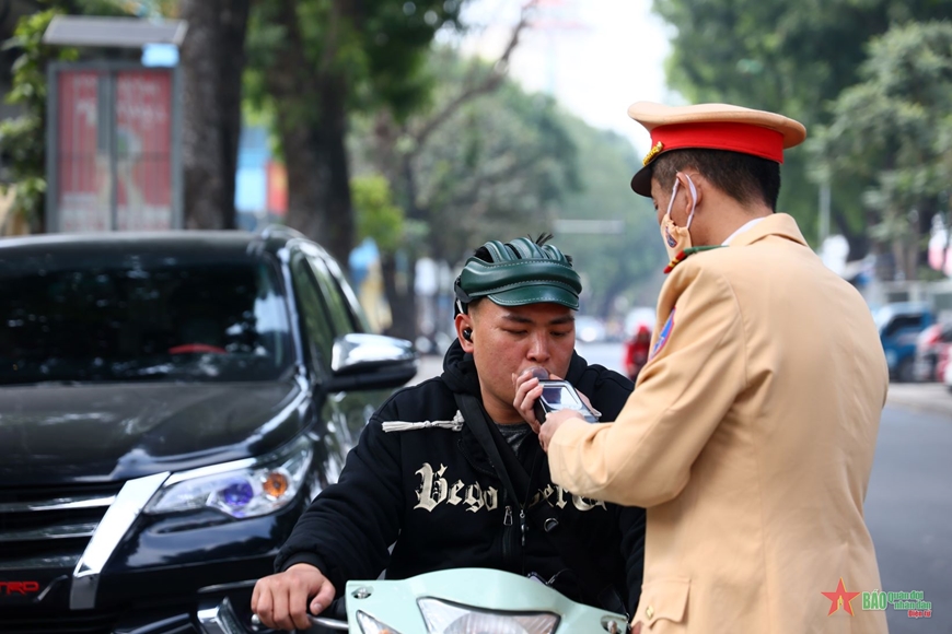 Công an Hà Nội ra quân tăng cường kiểm tra nồng độ cồn sau Tết Nguyên đán