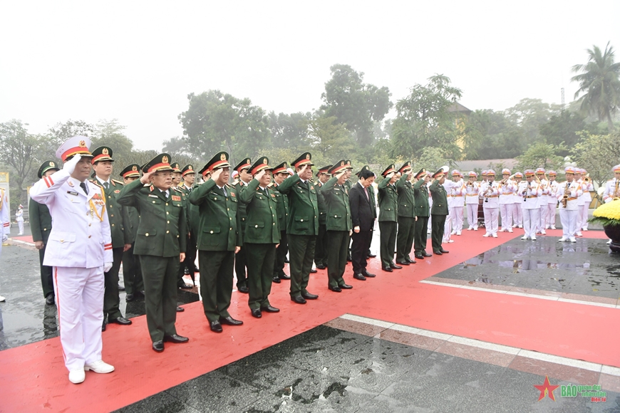 Lãnh đạo Đảng, Nhà nước, Quân đội vào Lăng viếng Chủ tịch Hồ Chí Minh, tưởng niệm các Anh hùng liệt sĩ