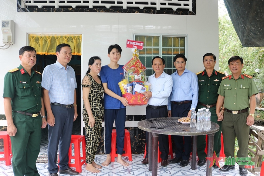 Bạc Liêu thăm hỏi, động viên và tặng quà gia đình thanh niên nhập ngũ năm 2023