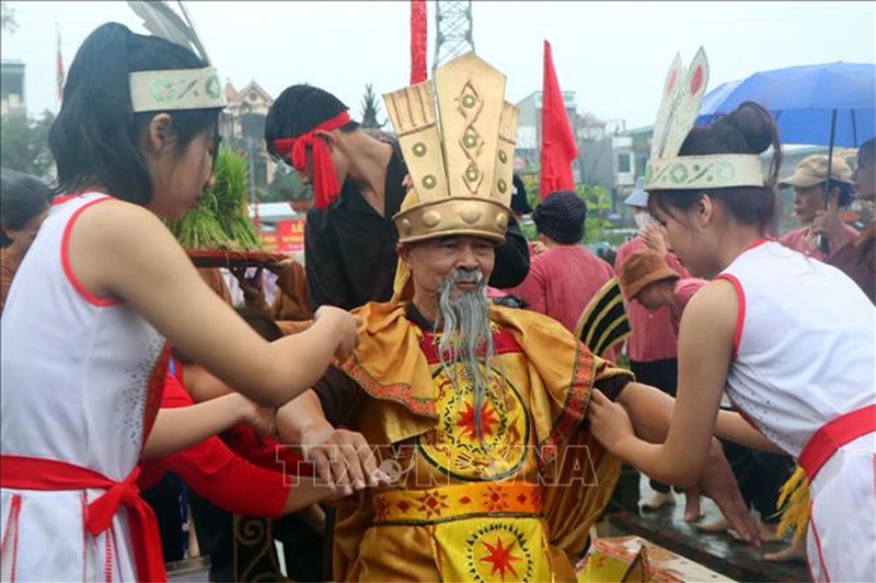 Lễ hội Vua Hùng dạy dân cấy lúa ở Phú Thọ