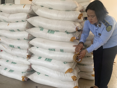TP Hồ Chí Minh: Phát hiện, tạm giữ gần 12 tấn đường cát nhập lậu