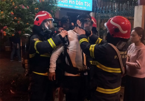 Hà Nội: Hướng dẫn 6 người thoát khỏi đám cháy cơ sở massage ở Long Biên

