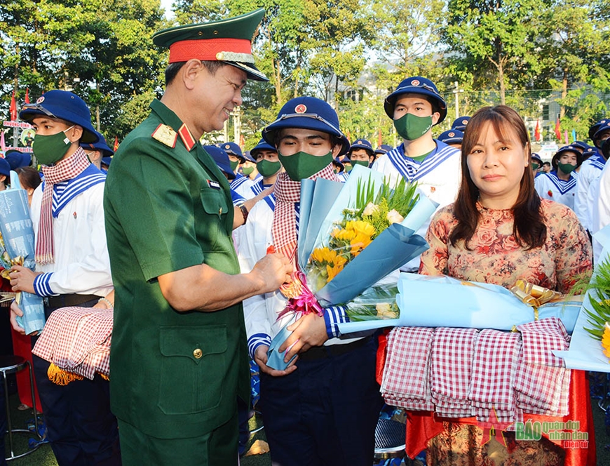 Thượng tướng Võ Minh Lương động viên thanh niên TP Hồ Chí Minh lên đường nhập ngũ