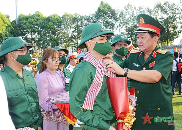 Thượng tướng Võ Minh Lương động viên thanh niên TP Hồ Chí Minh lên đường nhập ngũ