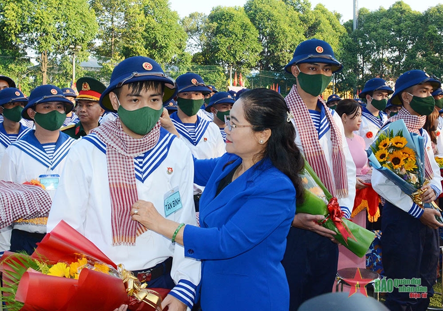 Thượng tướng Võ Minh Lương động viên thanh niên TP Hồ Chí Minh lên đường nhập ngũ