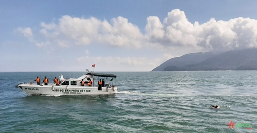 Bộ đội Biên phòng Đà Nẵng cứu nạn tàu cá bị chìm trên biển