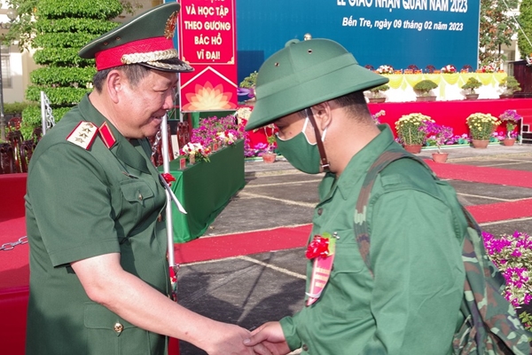 Thượng tướng Huỳnh Chiến Thắng dự lễ giao, nhận quân tại Bến Tre