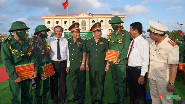 Thượng tướng Phạm Hoài Nam dự lễ giao, nhận quân tại Trà Vinh