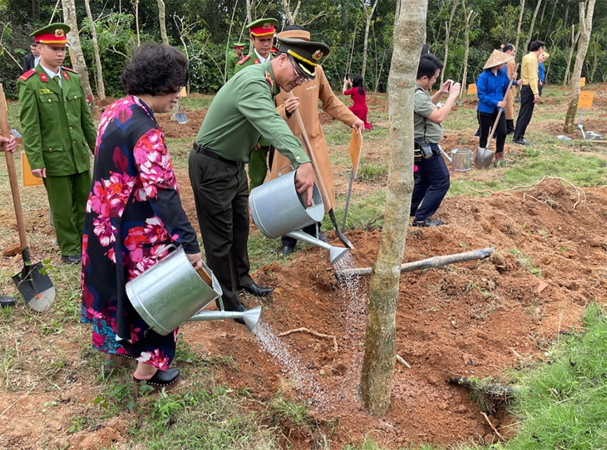 “Tết trồng cây đời đời nhớ ơn Bác Hồ” tại khuôn viên đền Chung Sơn