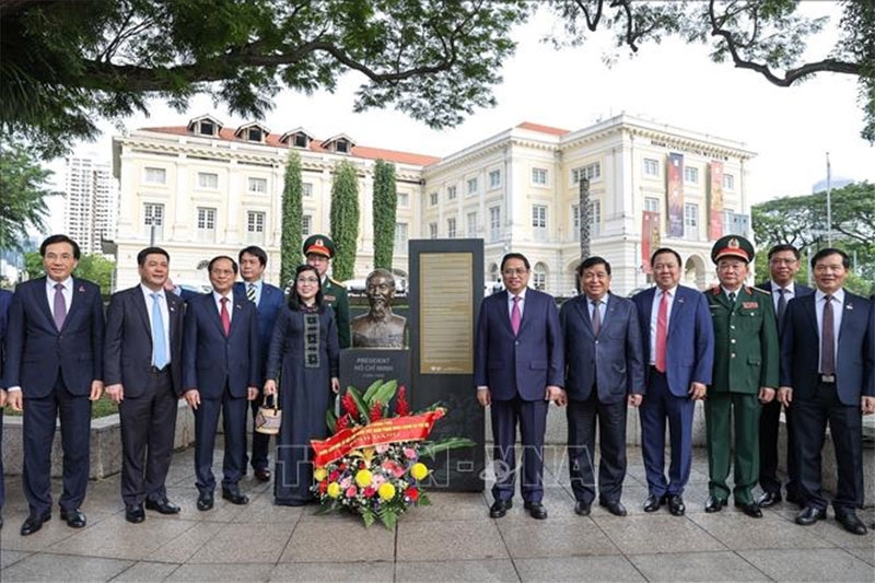 Thủ tướng Chính phủ Phạm Minh Chính dâng hoa tại Tượng đài Chủ tịch Hồ Chí Minh