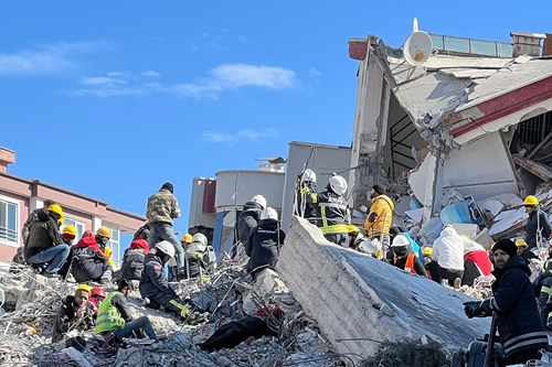 Động đất Thổ Nhĩ Kỳ: 21.500 người thiệt mạng - hy vọng mong manh