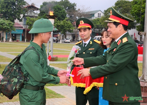 Thượng tướng Vũ Hải Sản dự, chỉ đạo Lễ giao, nhận quân tại huyện Bát Xát, tỉnh Lào Cai