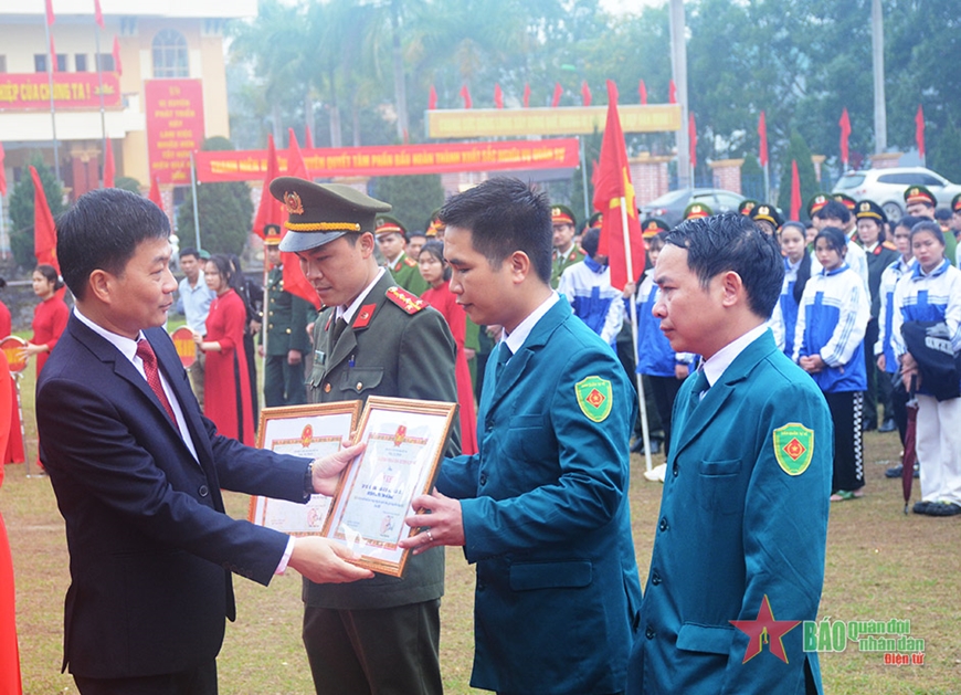 Trung tướng Nguyễn Văn Gấu dự Lễ giao, nhận quân tại huyện Vị Xuyên, tỉnh Hà Giang