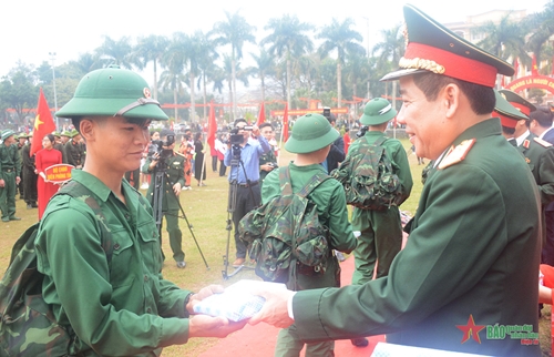 Trung tướng Nguyễn Văn Gấu dự Lễ giao, nhận quân tại huyện Vị Xuyên, tỉnh Hà Giang