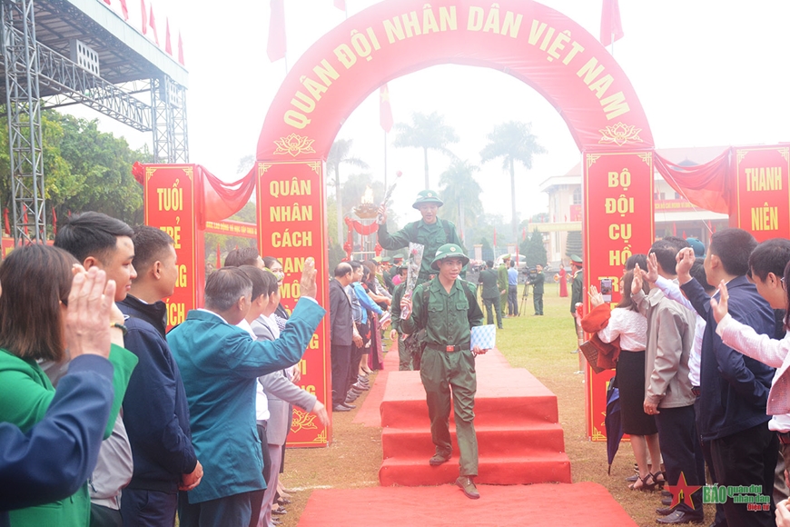 Trung tướng Nguyễn Văn Gấu dự Lễ giao, nhận quân tại huyện Vị Xuyên, tỉnh Hà Giang
