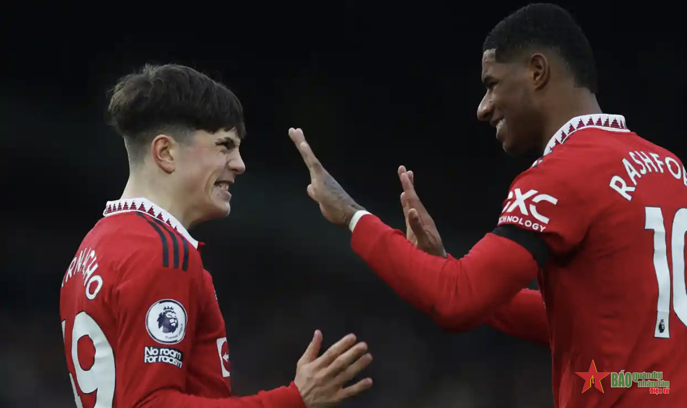 Đánh bại Leeds 2-0, Man Utd tạm vươn lên vị trí thứ 2