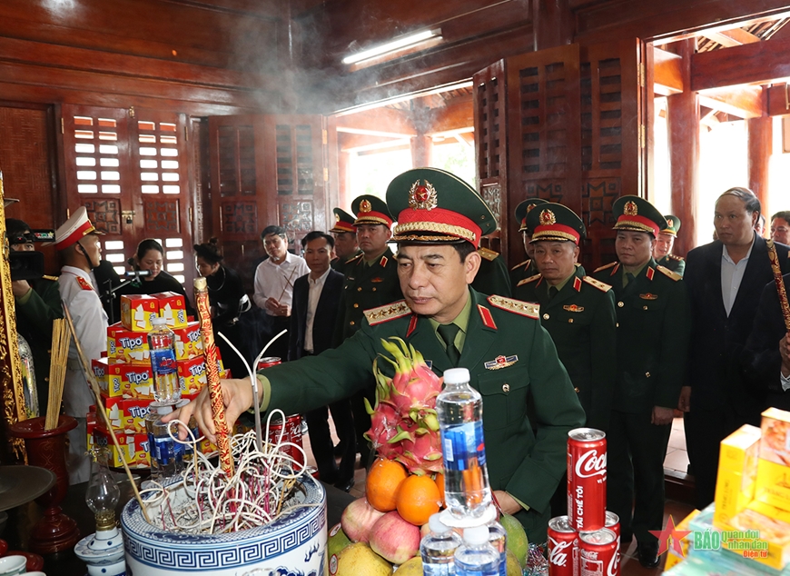 Đại tướng Phan Văn Giang tri ân và tặng quà đối tượng chính sách, hộ nghèo tại tỉnh Cao Bằng