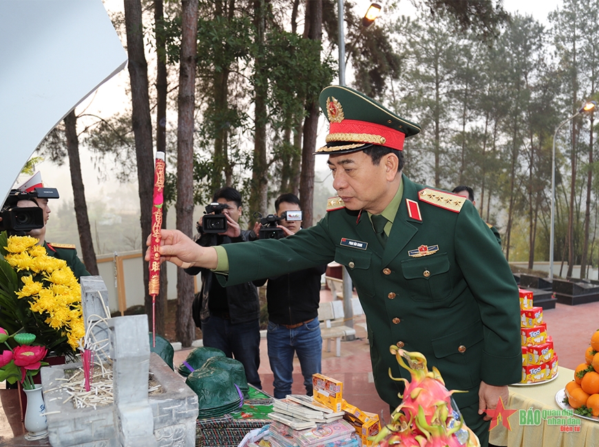 Đại tướng Phan Văn Giang tri ân và tặng quà đối tượng chính sách, hộ nghèo tại tỉnh Cao Bằng