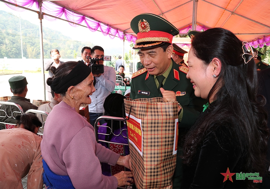 Đại tướng Phan Văn Giang tri ân và tặng quà đối tượng chính sách, hộ nghèo tại tỉnh Cao Bằng