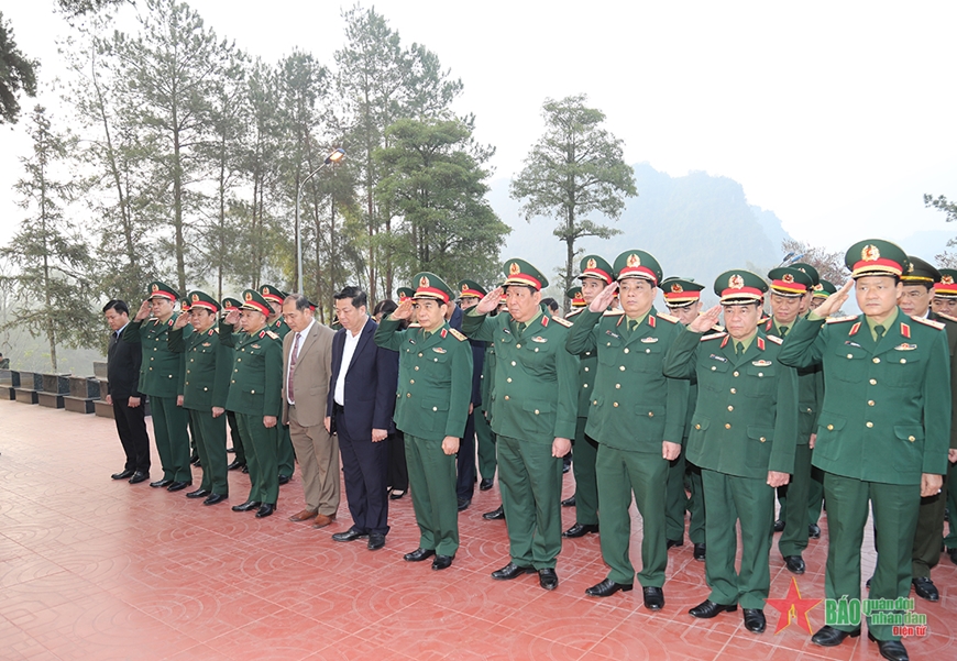 Đại tướng Phan Văn Giang tri ân và tặng quà đối tượng chính sách, hộ nghèo tại tỉnh Cao Bằng