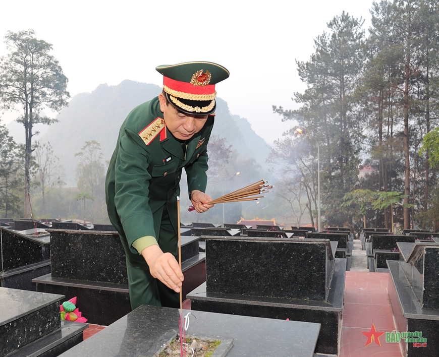 Đại tướng Phan Văn Giang tri ân và tặng quà đối tượng chính sách, hộ nghèo tại tỉnh Cao Bằng