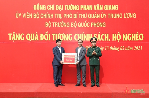 Đại tướng Phan Văn Giang tri ân và tặng quà đối tượng chính sách, hộ nghèo tại tỉnh Cao Bằng