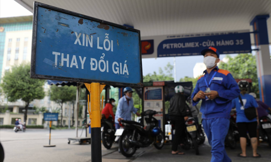 Từ 15 giờ 30 hôm nay (ngày 13-2), giá xăng tăng, giá dầu giảm