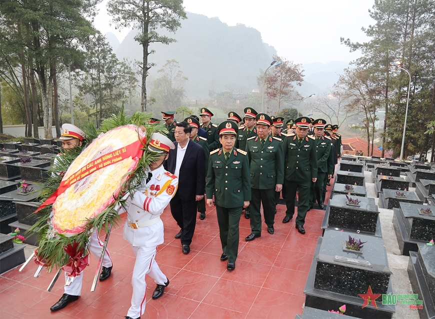 Đại tướng Phan Văn Giang tri ân và tặng quà đối tượng chính sách, hộ nghèo tại tỉnh Cao Bằng