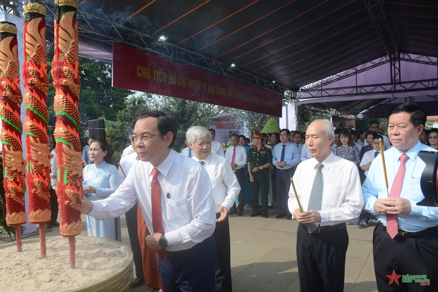 Lễ dâng hương tưởng niệm đồng chí Huỳnh Tấn Phát