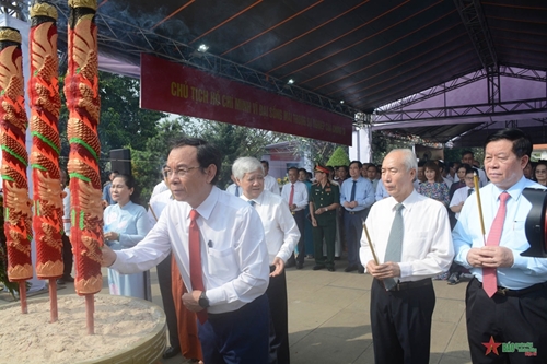 Lễ dâng hương tưởng niệm đồng chí Huỳnh Tấn Phát