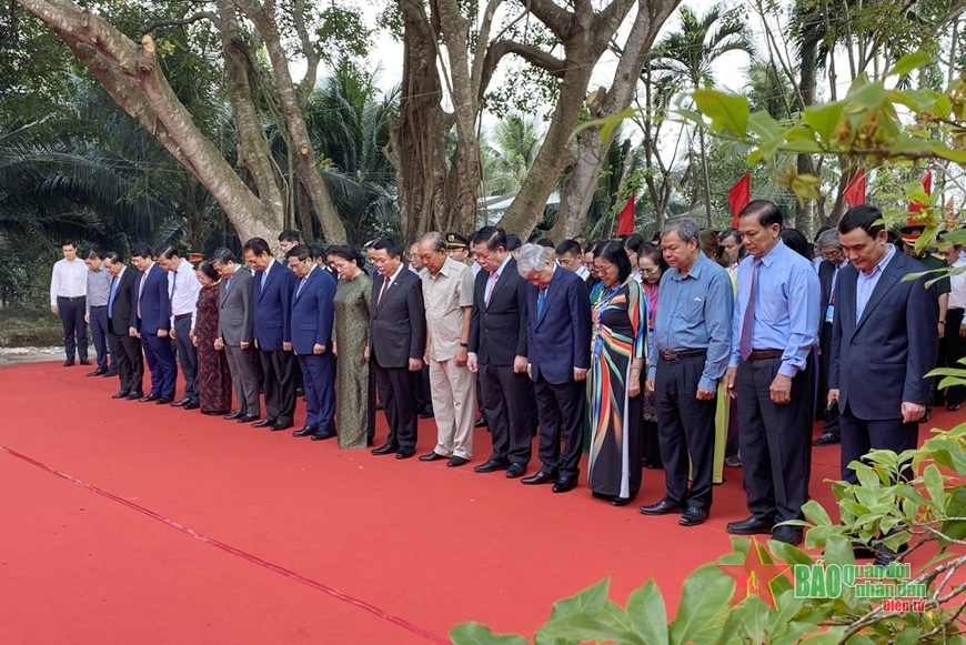 Thủ tướng Phạm Minh Chính dâng hương, dâng hoa tưởng niệm tại Đền thờ đồng chí Huỳnh Tấn Phát